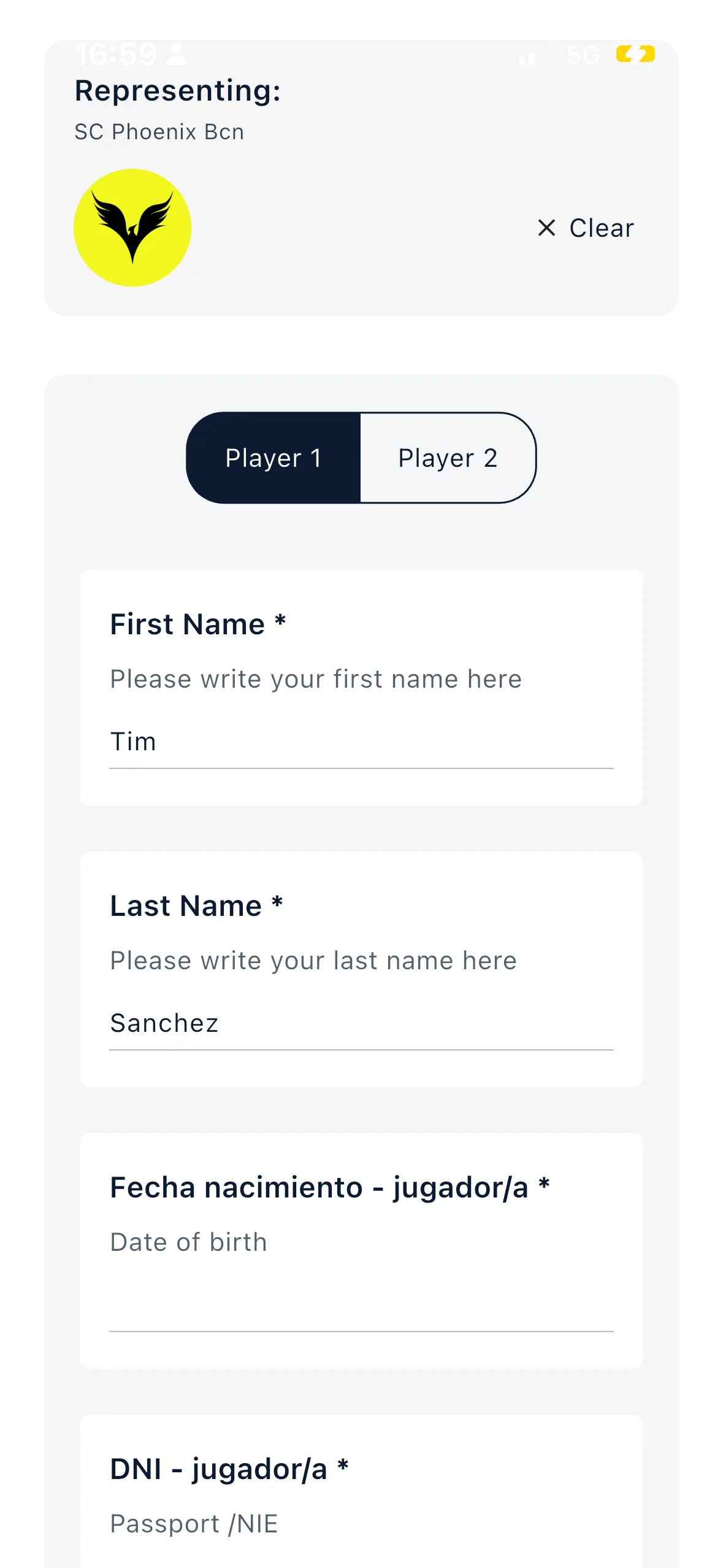 Il modulo di iscrizione squadra: un'intestazione Representing che mostra il club scelto con un pulsante Clear, un selettore Player 1 / Player 2 e i campi First Name, Last Name, data di nascita e documento del giocatore selezionato