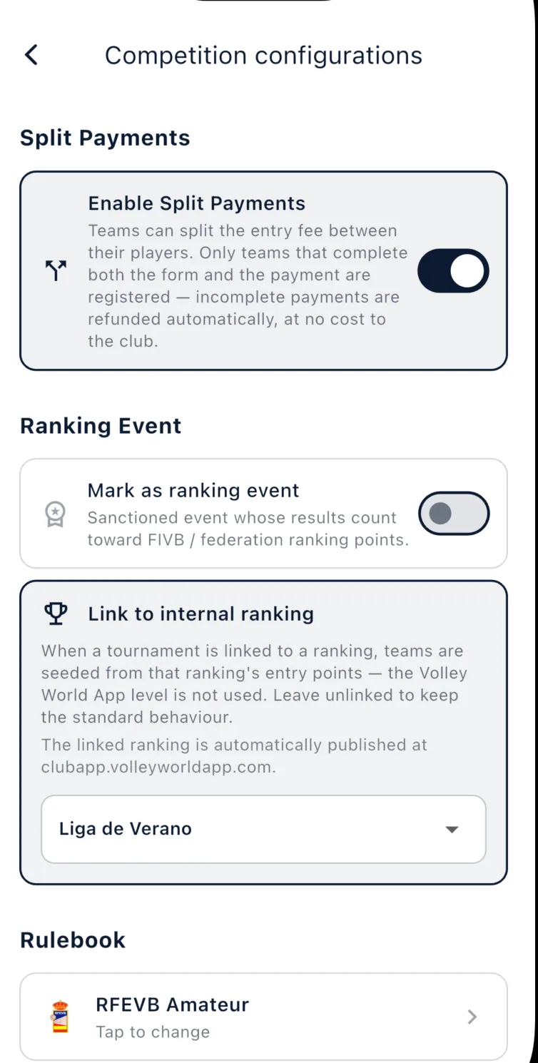 La schermata Competition configurations con Enable Split Payments attivato — le squadre possono dividere la quota d'iscrizione e i pagamenti incompleti vengono rimborsati automaticamente senza costi per il club