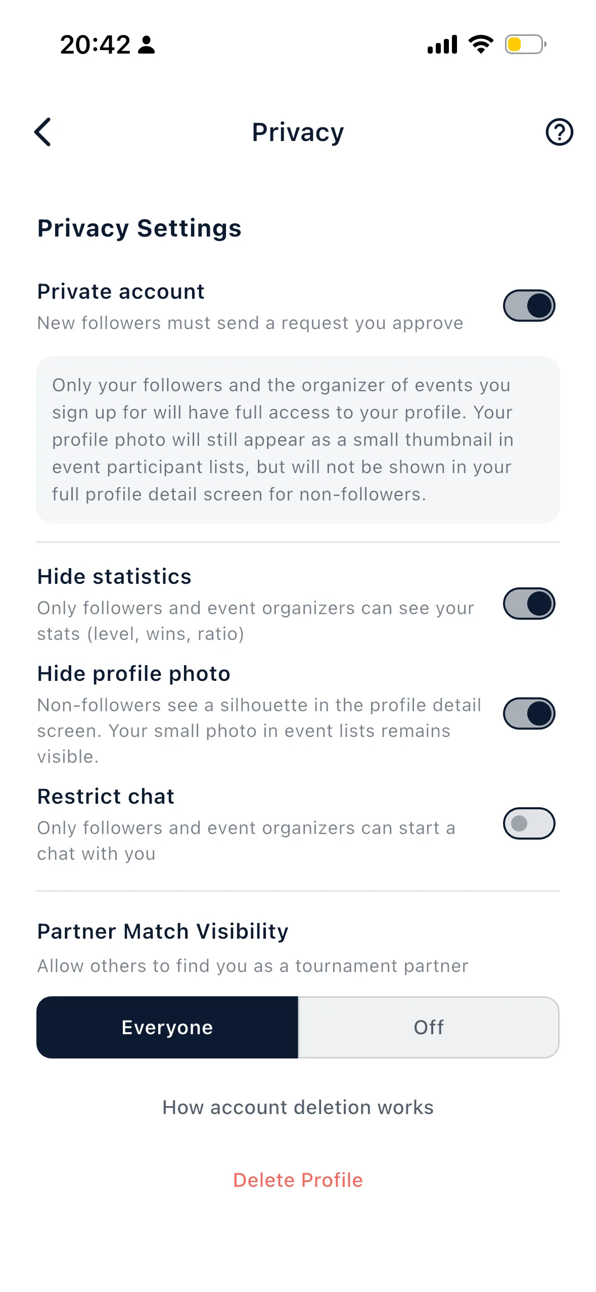 La schermata Privacy con Private account attivo, che rivela gli interruttori Hide statistics, Hide profile photo e Restrict chat e il selettore Partner Match Visibility