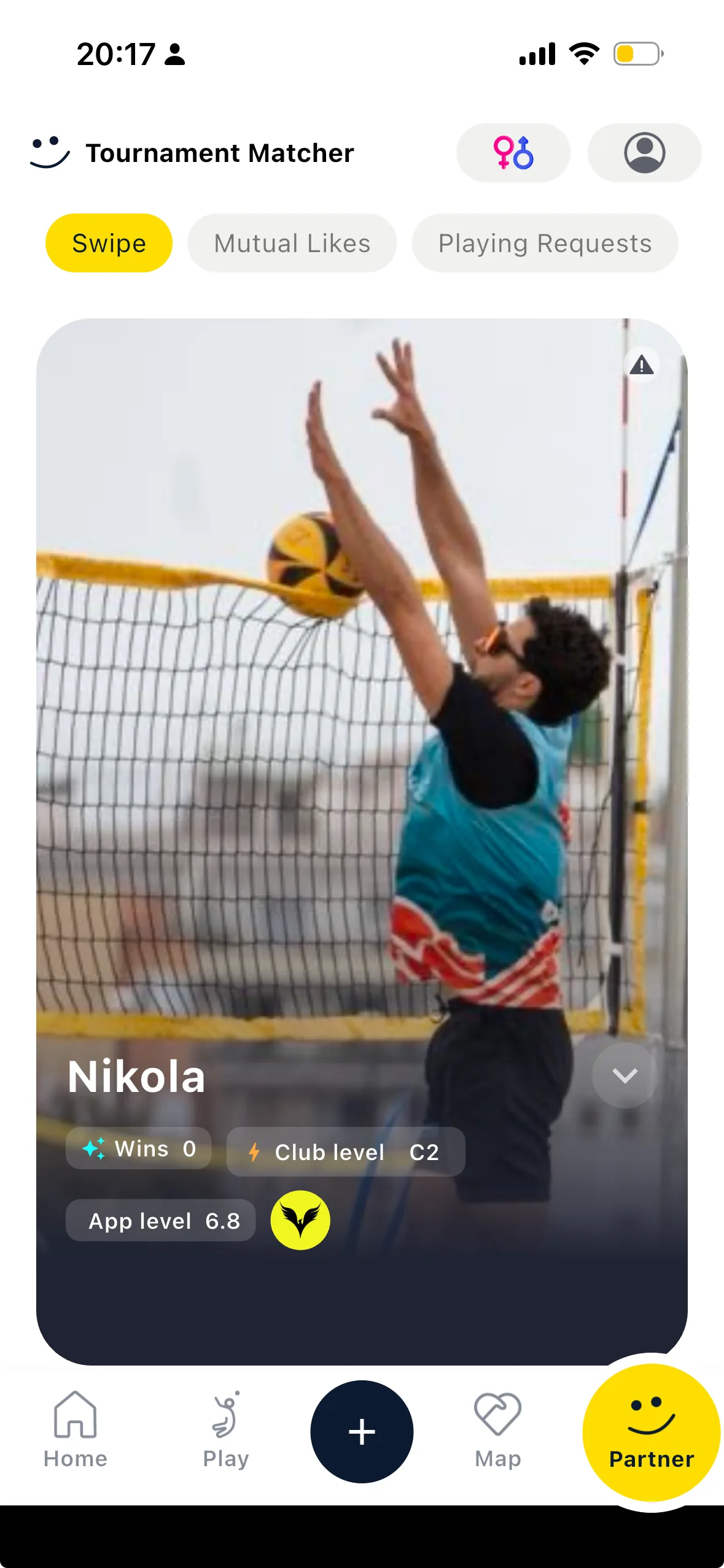 La scheda del Tournament Matcher che mostra la foto di un giocatore, le vittorie, il livello di club e il livello app, con le tab Swipe, Mutual Likes e Playing Requests