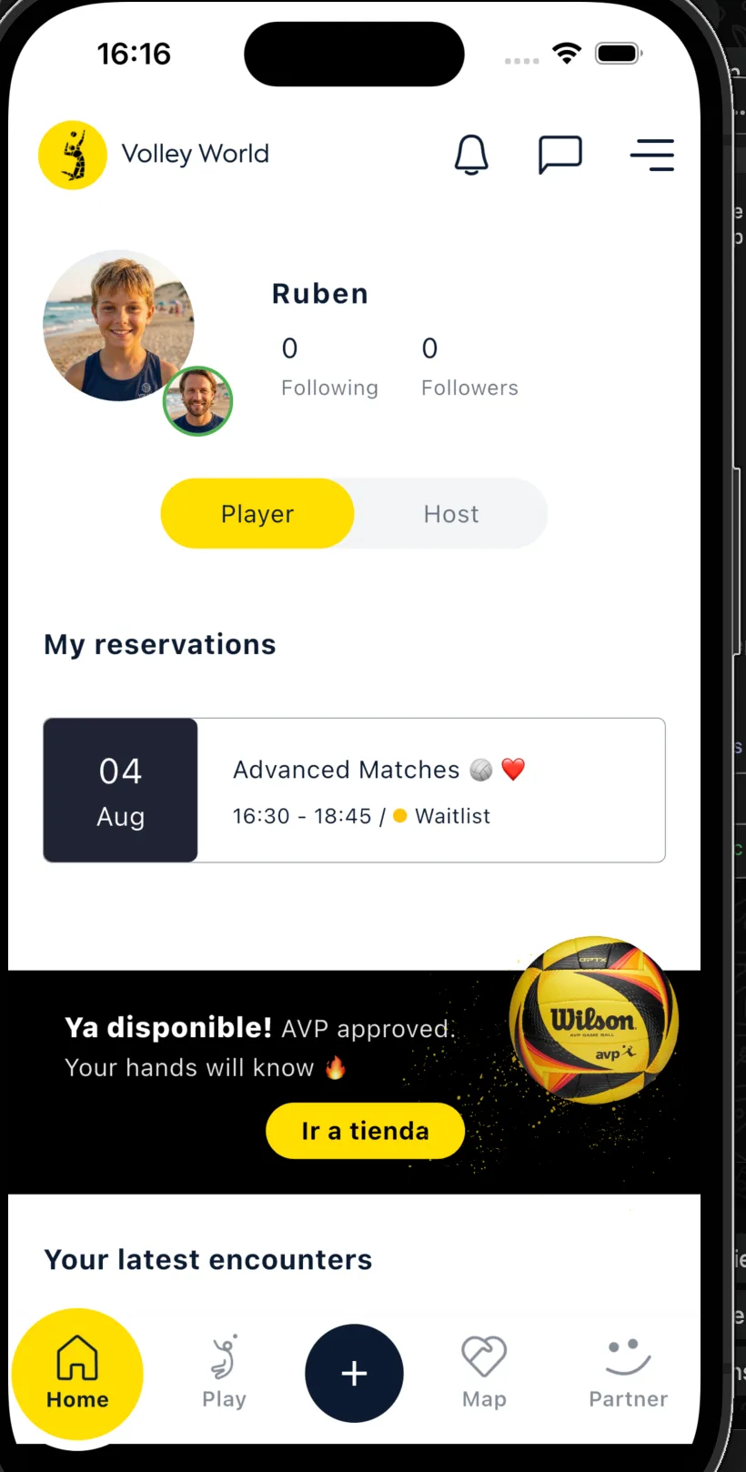 La schermata principale di Volley World su un account figlio con login proprio: il nome e la foto del bambino con l'avatar del genitore agganciato, il selettore Player/Host e My reservations che mostra la prossima sessione del bambino