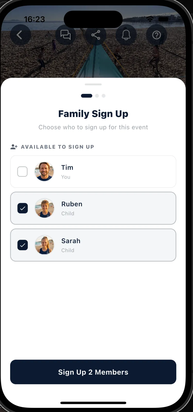 Il pannello Family Sign Up su un evento: un elenco intitolato 'Available to sign up' con Tim (You) non spuntato e i due figli Ruben e Sarah spuntati, sopra un pulsante con scritto Sign Up 2 Members